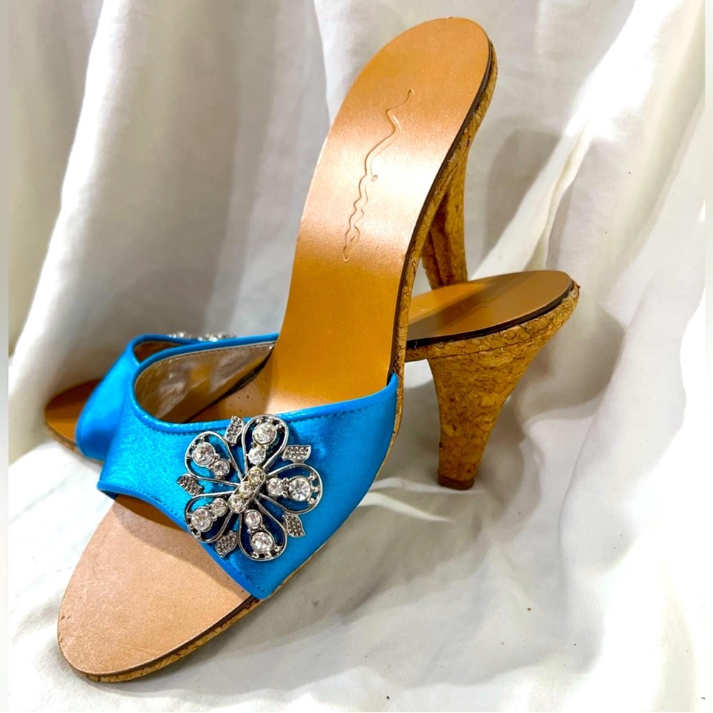 VINTAGE NINA SATIN MULES WITH A RHINESTONE BROOCH AND A 4" INCH HEEL. 💎💕✨